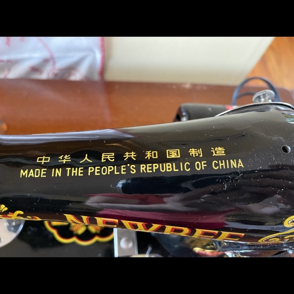 Sewing Machine - Picture 4 of 11